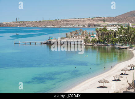 Matin ensoleillé dans la Cocha, plage de La Paz, la mer de Cortes, Baja California Sur. Le Mexique Banque D'Images