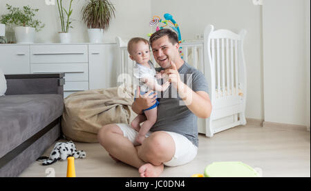 Happy Baby Boy et jeune père jouant sur marbre Banque D'Images