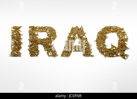 Concept de la guerre en Irak. L'Iraq mots tapés avec font de balles sur fond blanc. Banque D'Images