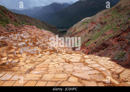 Salinas de Maras - étangs d'évaporation de sel près de la ville de Maras au Pérou. Ces salines sont en usage depuis les temps de l'Inca. Banque D'Images