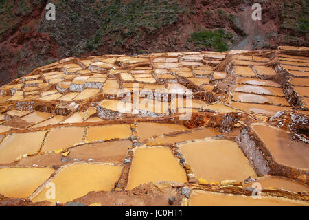 Salinas de Maras - étangs d'évaporation de sel près de la ville de Maras au Pérou. Ces salines sont en usage depuis les temps de l'Inca. Banque D'Images