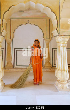 Femme Sattais locaux en Katcheri Hall, Fort Amber, Jaipur, Inde. Fort Amber est la principale attraction touristique dans la région de Jaipur. Banque D'Images