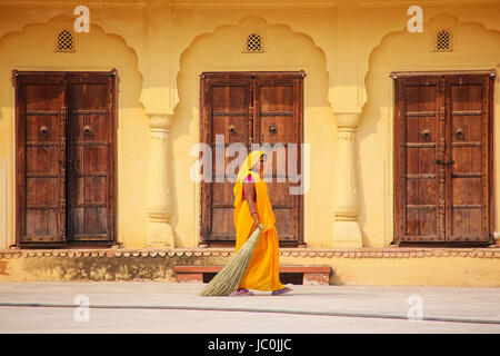 Woman sweeping dans la deuxième cour du Fort Amber, Rajasthan, Inde. Fort Amber est la principale attraction touristique dans la région de Jaipur. Banque D'Images