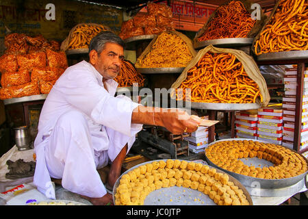 Homme de collations près de Fort Amber, Rajasthan, Inde. Fort Amber est la principale attraction touristique dans la région de Jaipur. Banque D'Images