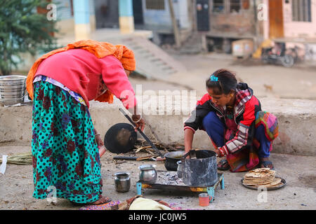 Les femmes locales chapati cuisson dans la rue de Jaipur, Inde. Jaipur est la capitale et la plus grande ville de l'état indien du Rajasthan. Banque D'Images