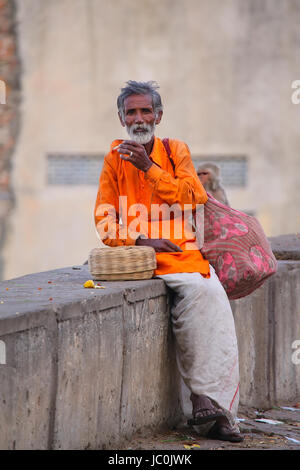 Charmeur de serpent local assis dans la rue de Jaipur, Inde. Jaipur est la capitale et la plus grande ville de l'état indien du Rajasthan. Banque D'Images