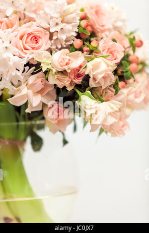 Photo gros plan de fleurs rose pastel contre fond blanc Banque D'Images