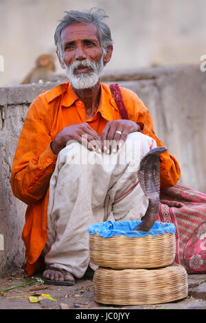 Charmeur de serpent local assis dans la rue de Jaipur, Inde. Jaipur est la capitale et la plus grande ville de l'état indien du Rajasthan. Banque D'Images