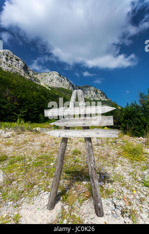 Panneau en bois vierge sur accéder à la haute montagne Banque D'Images