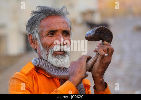 Les Indiens locaux charmeur de serpent cobra dans la rue de Jaipur, Inde. Jaipur est la capitale et la plus grande ville de l'état indien du Rajasthan. Banque D'Images