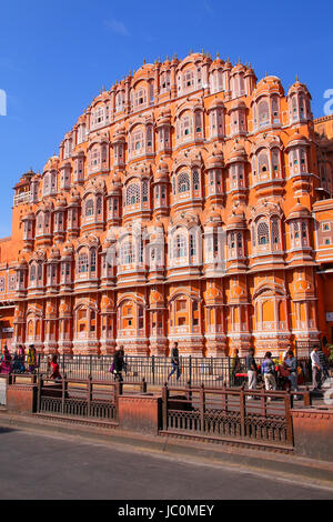 Hawa Mahal - Palais des Vents à Jaipur, Rajasthan, Inde. Il a été conçu par Lal Chand Ustad sous la forme de la couronne de Krishna, le dieu hindou. Banque D'Images