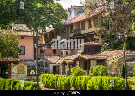 Bel ancien monastère avec de tuiles rouges en Bulgarie Banque D'Images