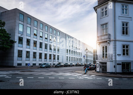 Copenhague, Danemark - 10 août, 2016. L'homme à vélo dans les rues de Copenhague au coucher du soleil avec la lumière du soleil sur le contexte Banque D'Images