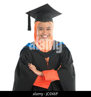 Portrait of smiling Asian female étudiante musulmane dans les études supérieures , isolé sur fond blanc. Banque D'Images