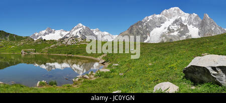 La face sud du Mont Blanc (côté italien), du lac Vesses dans la vallée Val Veny le long de la célèbre Tour du Mont Blanc trail. Courmayer, Val d'aoste, Italie. Banque D'Images