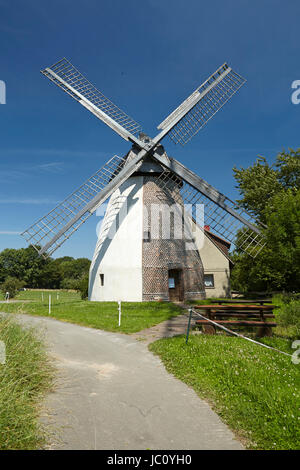 Le moulin à vent (Todtenhausen Minden, Allemagne) est un type de moulin à vent et fait partie de la Westphalie, rue Mill (Westfaelische Muehlenstrasse). Banque D'Images