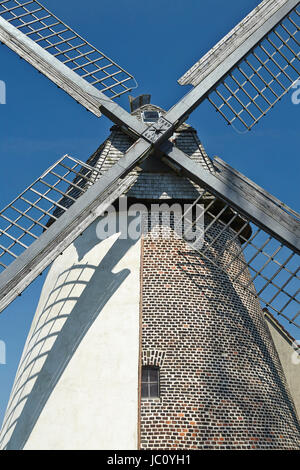 Le moulin à vent (Todtenhausen Minden, Allemagne) est un type de moulin à vent et fait partie de la Westphalie, rue Mill (Westfaelische Muehlenstrasse). Banque D'Images