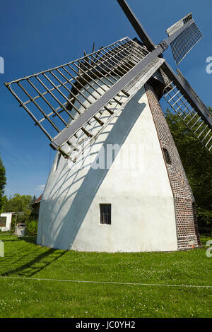 Le moulin à vent (Todtenhausen Minden, Allemagne) est un type de moulin à vent et fait partie de la Westphalie, rue Mill (Westfaelische Muehlenstrasse). Banque D'Images