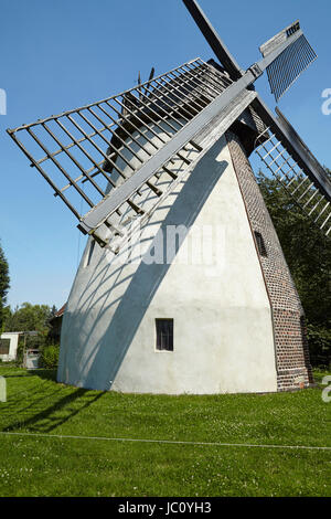 Le moulin à vent (Todtenhausen Minden, Allemagne) est un type de moulin à vent et fait partie de la Westphalie, rue Mill (Westfaelische Muehlenstrasse). Banque D'Images