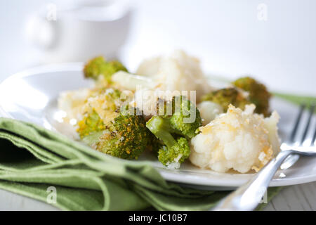 Le brocoli et le chou-fleur gratiné au fromage savoureux Banque D'Images