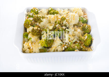 Gratin de brocoli et chou-fleur blanche en cocotte Banque D'Images