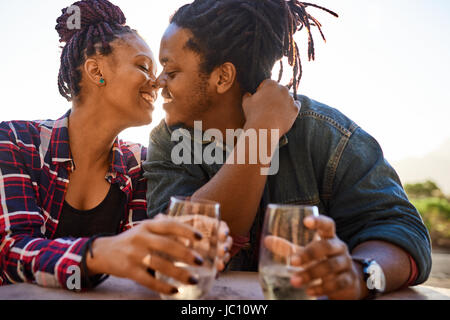 Véritable couple d'origine africaine à propos de l'embrasser tout en embrassant Banque D'Images