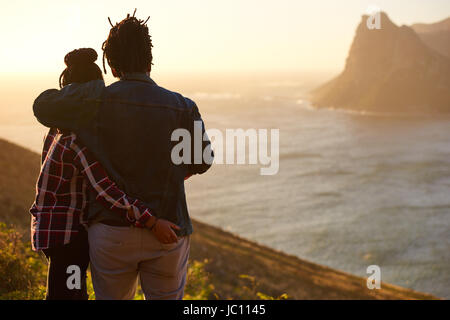 Mixed Race woman regarder la vue de derrière Banque D'Images