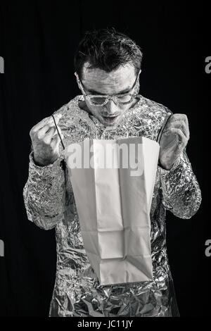 Surpris man exotiques panier. Banque D'Images