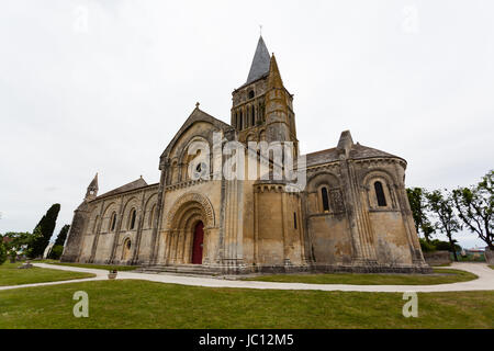 Side, abside et une vue sur la tour de l'église d'Aulnay de Saintonge en Charente Maritime région de France Banque D'Images
