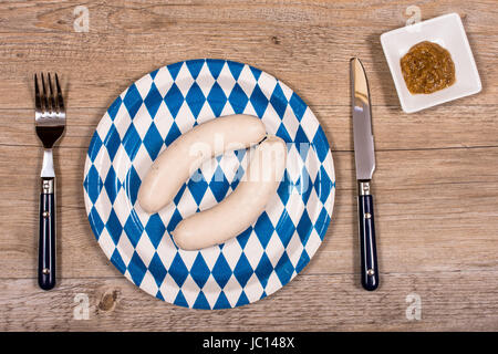 Brotzeit mit Wurst und Senf auf einem Tisch aus Holz rustikalen Banque D'Images