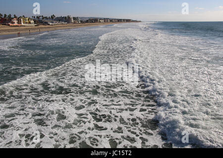 En regardant vers le sud de l'Imperial Beach, en Californie, le surf est en place, la création d'un lot de la mousse comme le vent souffle sur la terre ferme en fin d'après-midi. Banque D'Images