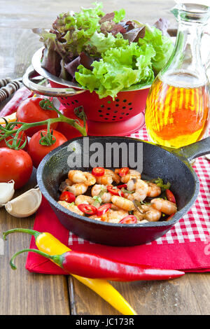 Gebratene Garnelen mit und Pfanne dans Chili Gusseisen frischer Salat Banque D'Images