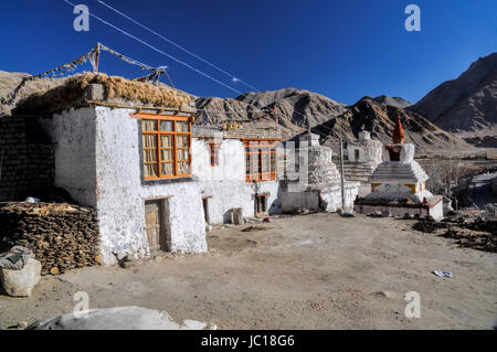 Bâtiments traditionnels dans le monastère de Chemrey Banque D'Images