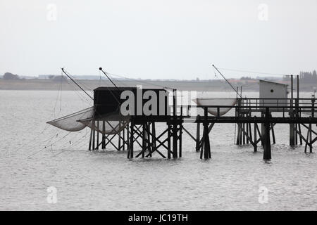 Pier et cabanes pour la pêche dans l'océan Atlantique près de La Rochelle en France Banque D'Images