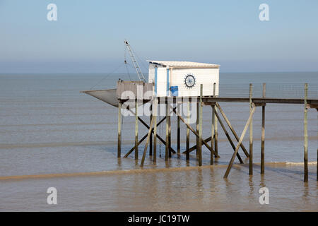 Pier et cabanes pour la pêche dans l'océan Atlantique près de La Rochelle en France Banque D'Images