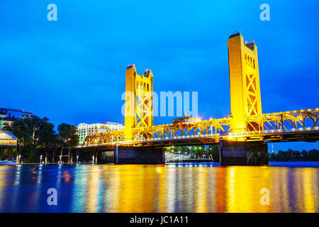 Porte d'or pont-levis à Sacramento au temps de nuit Banque D'Images