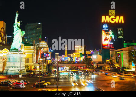 LAS VEGAS - 18 avril : Las Vegas Boulevard dans la nuit le 18 avril 2014 à Las Vegas, Nevada. C'est la ville la plus peuplée de l'état du Nevada et le siège du comté de Clark Comté. Banque D'Images