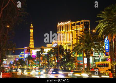 LAS VEGAS - 18 avril : Las Vegas Boulevard dans la nuit le 18 avril 2014 à Las Vegas, Nevada. C'est la ville la plus peuplée de l'état du Nevada et le siège du comté de Clark Comté. Banque D'Images