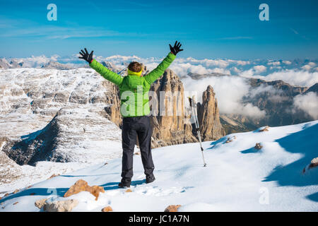 Randonnées en montagne tourisme heureux Dolomites, Italie Banque D'Images