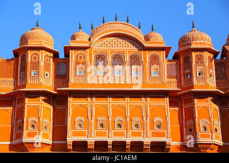 Détail de maison traditionnelle dans la région de Jaipur, Rajasthan, Inde. Jaipur est la capitale et la plus grande ville du Rajasthan. Banque D'Images