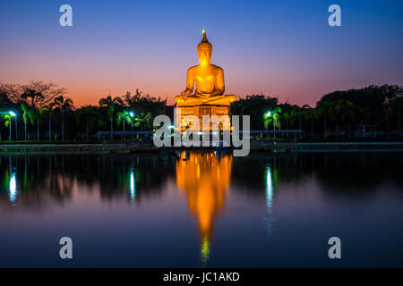 Grande Statue de Bouddha avec reflet dans Phikulthong temple, SIngburi, Thaïlande Banque D'Images