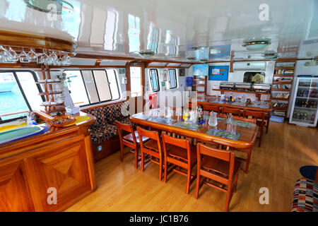 Salon à l'intérieur typique en yacht touristique Parc National des Galapagos, Equateur. Yachts touristiques sont le principal moyen de voir des îles du parc. Banque D'Images