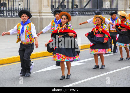 La population locale au cours de danse Fête de la Vierge de la Candelaria à Lima, Pérou. Le cœur du festival danse et musique interprétés par différen Banque D'Images