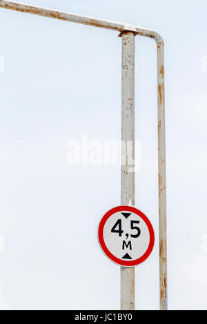 Hauteur libre de limitation des panneaux routiers Banque D'Images