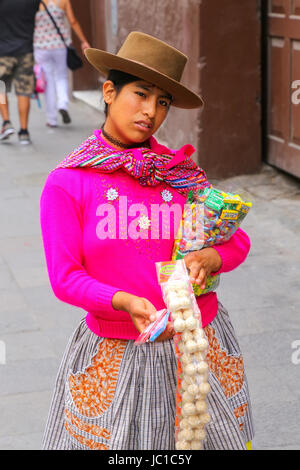 Femme de la région de collations dans la rue de Lima, Pérou. Lima est la capitale et la plus grande ville du Pérou. Banque D'Images