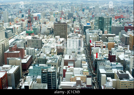 Portrait de la gare JR de tour de la neige sur les toits de Sapporo au Japon en hiver Banque D'Images