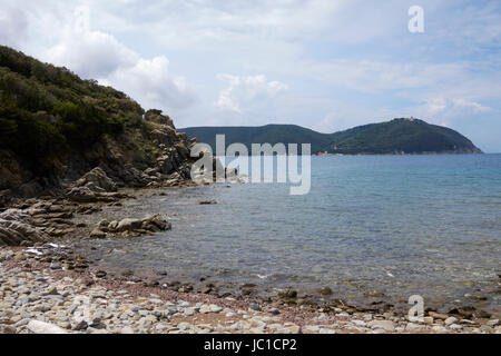 Petite plage sauvage dans le golfe de Baratti, Toscane, Italie Banque D'Images