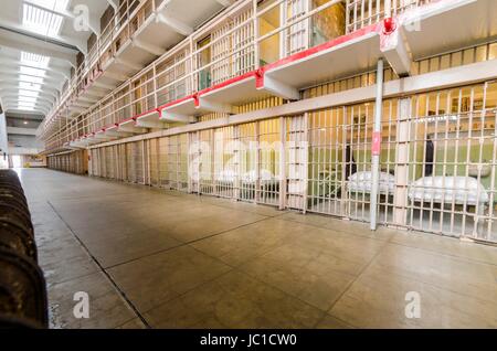 Les cellules de la prison à l'intérieur de l'cellhouse sur l'île pénitentiaire d'Alcatraz, maintenant un musée, à San Francisco, Californie, USA. Une vue sur des barres de fer où les prisonniers étaient détenus et les détenus' bureau, lit et toilettes. Banque D'Images