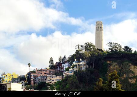 La Coit Tower, alias le Lillian Coit Memorial Tower sur Telegraph Hill de San Francisco, Californie, États-Unis d'Amérique. Une vue de la tour blanche de l'flutted Fisherman's Wharf sur la baie. Banque D'Images