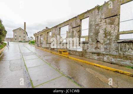 Le hall et Maison du pouvoir social sur l'île d'Alcatraz prison, maintenant un musée à San Francisco, Californie, USA. Une vue sur les murs moisis, brûlés, et les ruines, la suite de l'occupation amérindienne. Banque D'Images